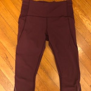 Lulu Lemon women’s maroon Capri leggings